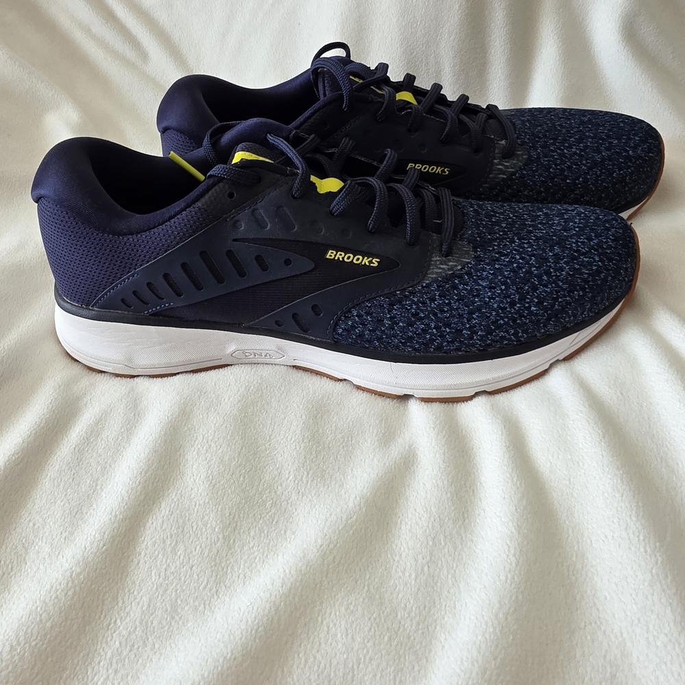 Brooks Men's Navy Blue Knit Running Shoes with Yellow Accents